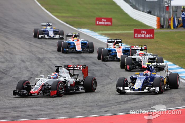 Romain Grosjean, Haas F1 Team VF-16 y Felipe Nasr, Sauber C35