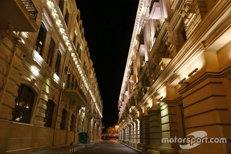 La ciudad de Bakú de noche