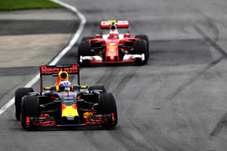Daniel Ricciardo, Red Bull Racing RB12 precede Kimi Raikkonen, Ferrari SF16-H