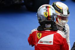 Sebastian Vettel, Scuderia Ferrari SF16-H y Lewis Hamilton, Mercedes AMG F1 W07