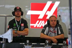 El piloto de NASCAR Kurt Busch, en el pit de Haas F1 Team con Gene Haas, presidente de Haas Automot