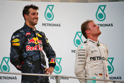 (Зліва направо): Переможець гонки Даніель Ріккардо, Red Bull Racing на подіумі із Ніко Росбергом, Me