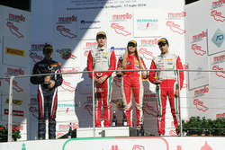 Rennen 3, Rookie-Podium:2. Platz Sebastian Wahbeh Fernandez, RB Racing, Sieger Juri Vips, Prema Powerteam, 3. Platz Juan Manuel Correa, Prema Powerteam, und Fabienne Wohlwend, Aragon Racing