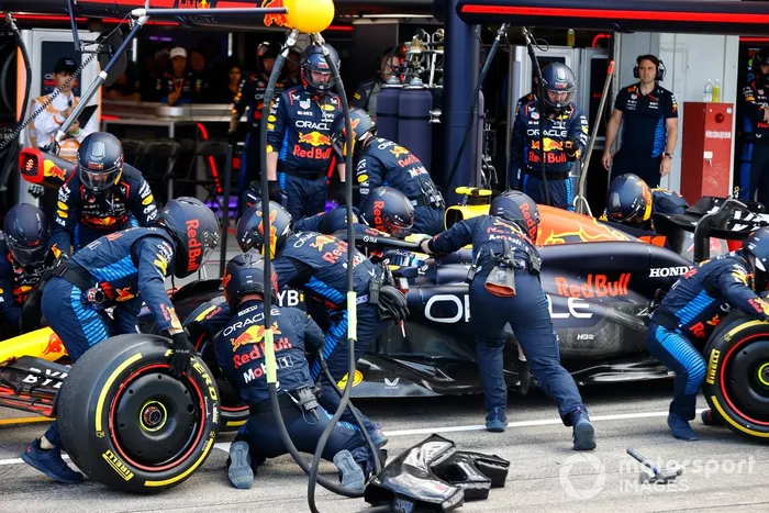 Sergio Perez, Red Bull Racing RB20, entre dans les stands pour un arrêt au stand.