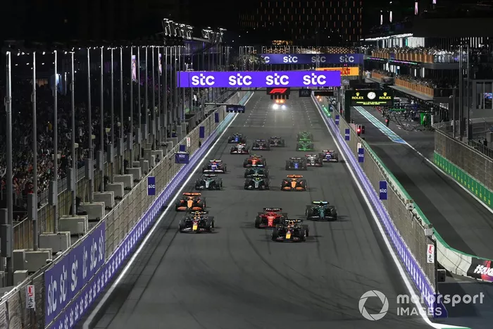 Max Verstappen, Red Bull Racing RB20, Sergio Pérez, Red Bull Racing RB20, Charles Leclerc, Ferrari SF-24, Oscar Piastri, McLaren MCL38, Fernando Alonso, Aston Martin AMR24, el resto del campo en la salida.