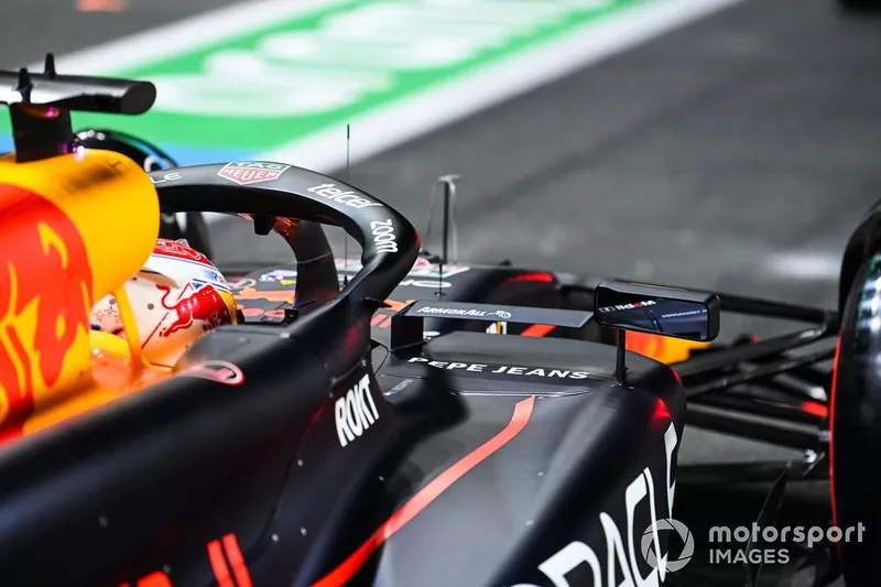 Max Verstappen, Red Bull Racing RB20 dans la voie des stands