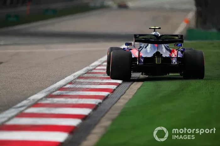 Alexander Albon, Toro Rosso STR14, sale de la pista