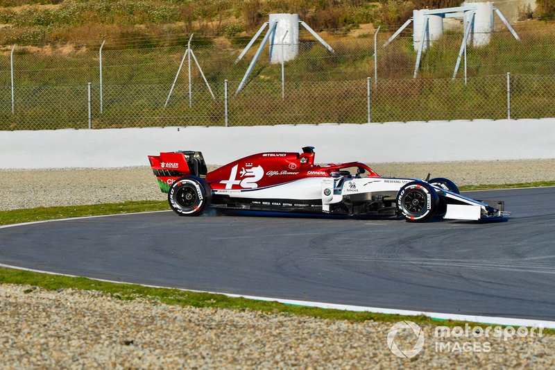 Kimi Raikkonen, Alfa Romeo Racing C38, va in testacoda e finisce nella sabbia, nella mattinata di apertura dei test