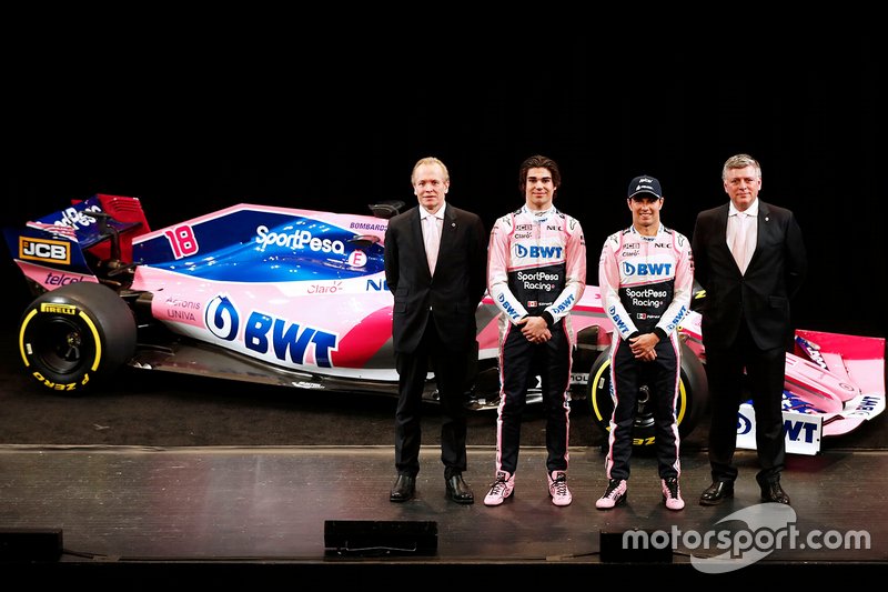 Andrew Green, direttore tecnico, Racing Point F1 Team, Lance Stroll, Racing Point F1 Team, Sergio Perez, Racing Point F1 Team e Otmar Szafnauer, team Principal, Racing Point F1 con la RP19 del Team Racing Point F1