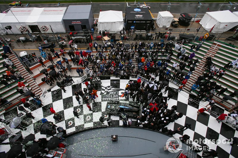 I vincitori della gara #10 Wayne Taylor Racing Cadillac DPi: Renger Van Der Zande, Jordan Taylor, Fernando Alonso, Kamui Kobayashi, festeggiano