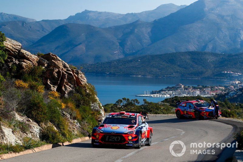 Dani Sordo, Carlos del Barrio, Hyundai Motorsport Hyundai i20 Coupe WRC and Sébastien Loeb, Daniel Elena, Hyundai Motorsport Hyundai i20 Coupe WRC stops in the back