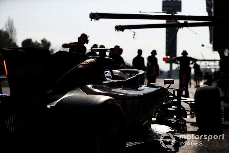 Romain Grosjean, Haas F1 Team VF-19, pit stop