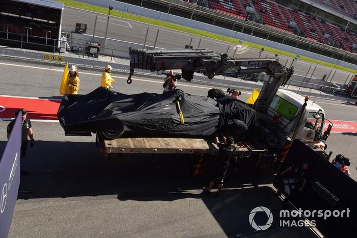 El monoplaza de Valtteri Bottas, Mercedes-AMG F1 W10 es llevado a los boxes