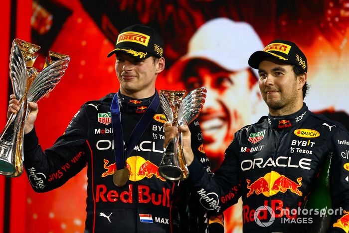 Podio: ganador Max Verstappen, Red Bull Racing, Tercer lugar Sergio Pérez, Red Bull Racing