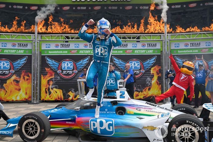 Josef Newgarden, Chevrolet del equipo Penske, celebra en el Victory Lane