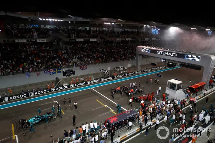 Max Verstappen, Red Bull Racing RB18, 1ª posición, Charles Leclerc, Ferrari F1-75, 2ª posición, Sergio Pérez, Red Bull Racing RB18, 3ª posición, Sebastian Vettel, Aston Martin, en la parrilla de salida