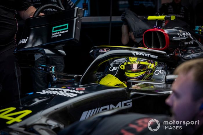 Lewis Hamilton, Mercedes F1 W14, en el garaje