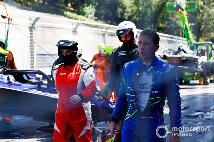 Robin Frijns, ABT CUPRA Racing, se aleja de la escena de un fuerte accidente en la 9ª vuelta