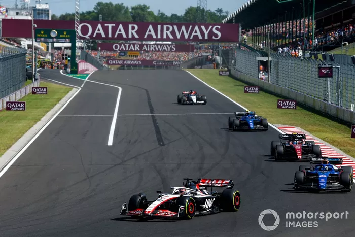 Kevin Magnussen, Haas VF-23 y Alex Albon, Williams FW45 