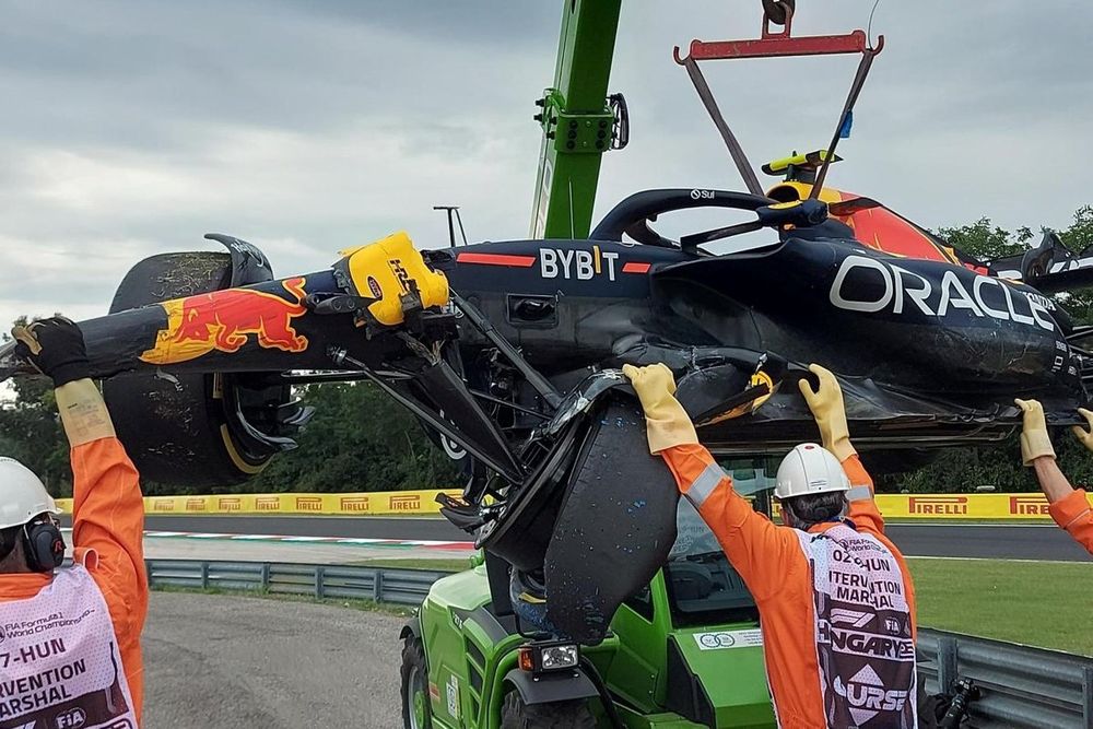 Así quedó el Red Bull de Sergio Pérez tras su accidente en la FP1 de Hungría.