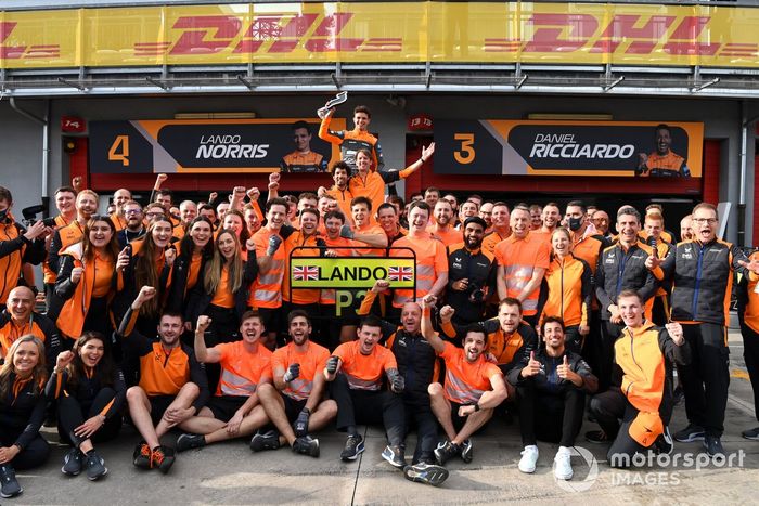 Lando Norris, McLaren, 3ª posición, lo celebra con su equipo