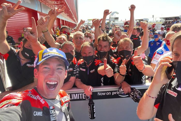 El ganador Aleix Espargaró, Aprilia Racing con el equipo