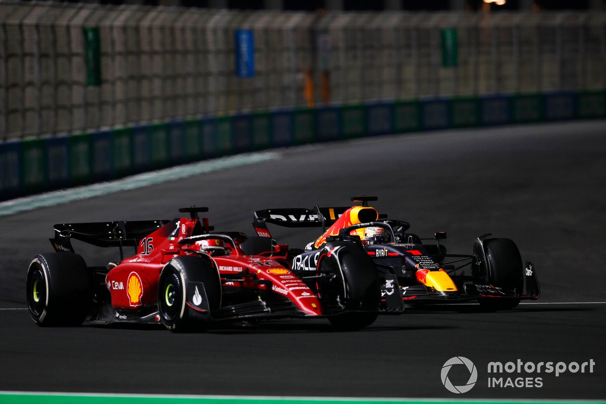 Charles Leclerc y Max Verstappen luchan por el primer puesto en Yeda. 