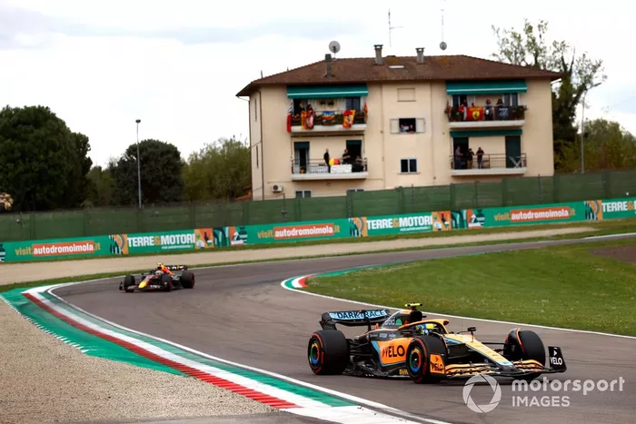 Lando Norris, McLaren MCL36, Sergio Pérez, Red Bull Racing RB18