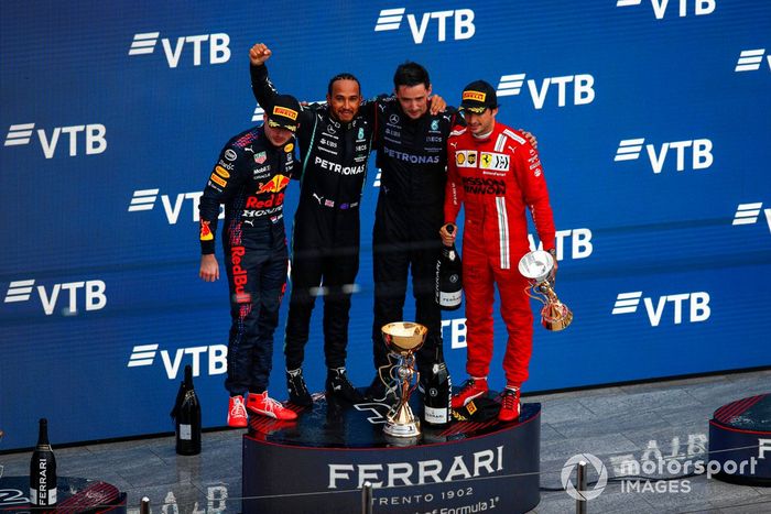 Podio: segundo lugar Max Verstappen, Red Bull Racing, ganador Lewis Hamilton, Mercedes, tercer lugar Carlos Sainz Jr., Ferrari