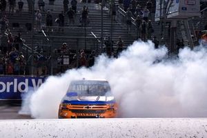 Race winner Sheldon Creed, GMS Racing, Chevrolet Silverado