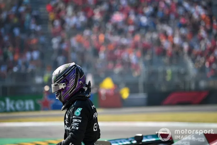 Lewis Hamilton, de Mercedes, se aleja del lugar del accidente
