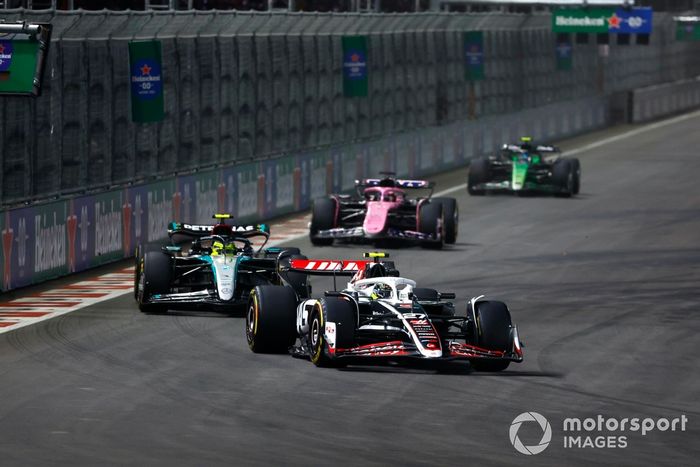 Nico Hulkenberg, Haas VF-24, Lewis Hamilton, Mercedes F1 W15, Esteban Ocon, Alpine A524