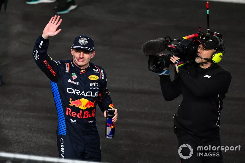 Le champion des pilotes Max Verstappen, Red Bull Racing, salue les fans