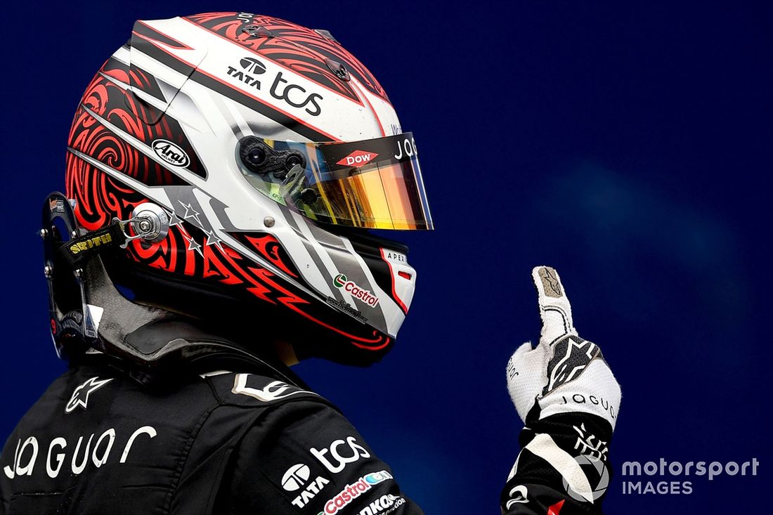 El ganador de la carrera Mitch Evans , Jaguar TCS Racing celebra en parc ferme