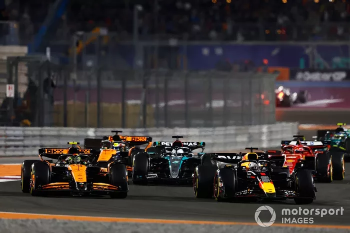Lando Norris, McLaren MCL38, lucha con Max Verstappen, Red Bull Racing RB20, por el liderato de la carrera.