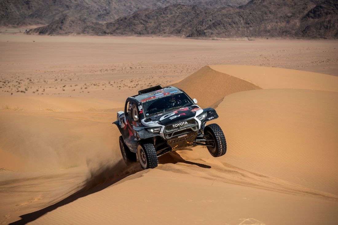 #206 Toyota Gazoo Racing Toyota: Giniel De Villiers, Dirk Von Zitzewitz