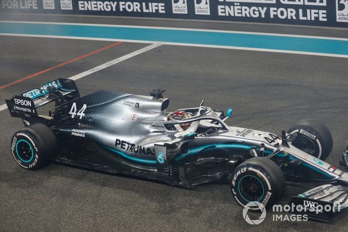 Lewis Hamilton, Mercedes AMG F1 W10, 1ª posición celebra