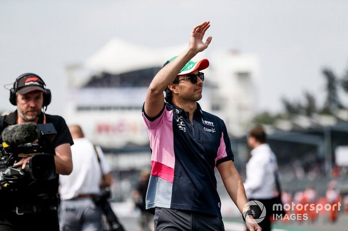 Sergio Pérez, Racing Point, saluda a los aficionados