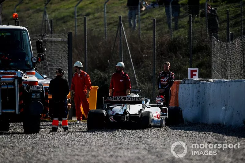 Kevin Magnussen, Haas F1 Team VF-20 crashes and causes a red flag
