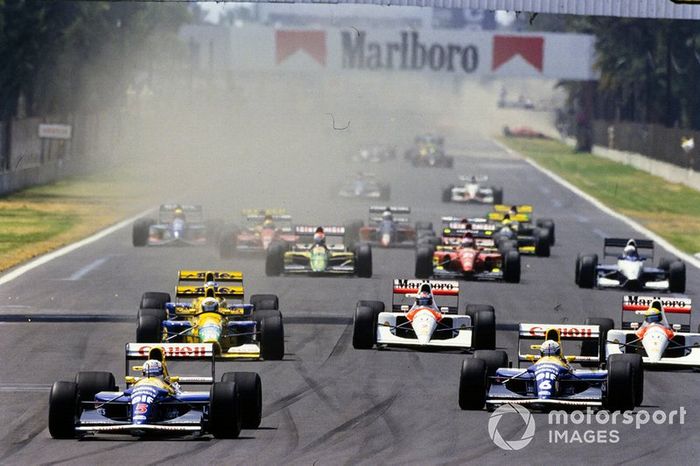 Nigel Mansell, Williams FW14B Renault, delante de Riccardo Patrese, Williams FW14B Renault, Martin Brundle, Benetton B191B Ford, Gerhard Berger, McLaren MP4-6B Honda, y Ayrton Senna, McLaren MP4-6B Honda en la salida