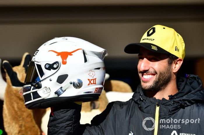 Daniel Ricciardo, del equipo Renault F1, conoce a las animadoras de los Cuernos Largos de Texas y muestra un nuevo diseño de casco