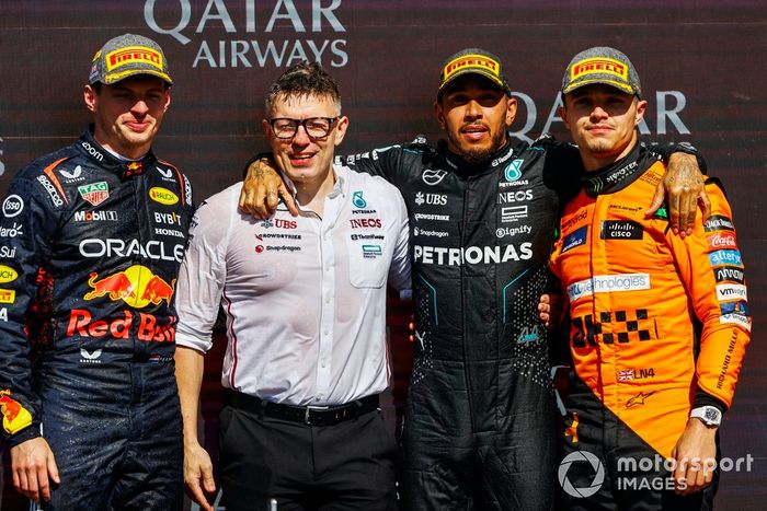 Max Verstappen, Red Bull Racing, 2ª posición, Peter Bonnington, Ingeniero Senior de Carrera, Mercedes-AMG F1 Team, Lewis Hamilton, Mercedes-AMG F1 Team, 1ª posición, Lando Norris, McLaren F1 Team, 3ª posición, en el podio.