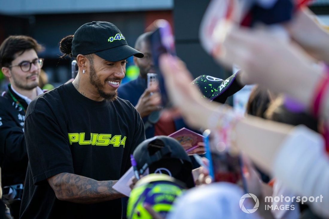 Lewis Hamilton, Mercedes-AMG F1 Team, podpisuje autografy dla fanów