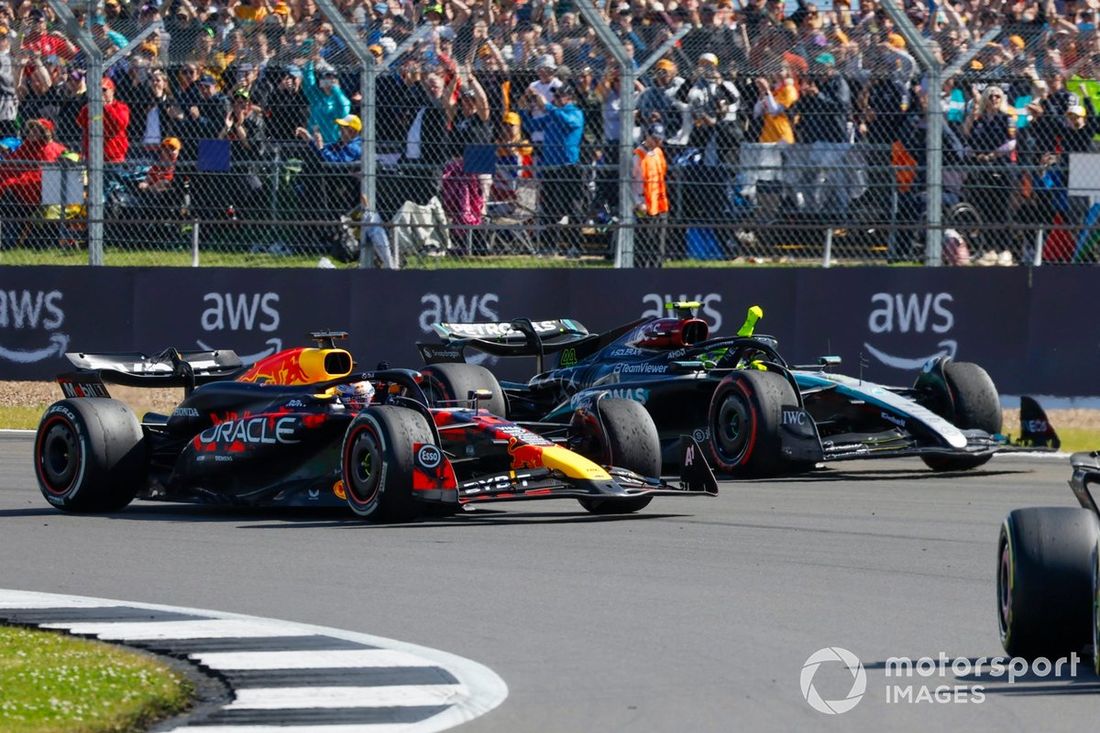 Lewis Hamilton, Mercedes F1 W15, 1. miejsce, unosi pięść w geście świętowania w drodze do Parc Ferme