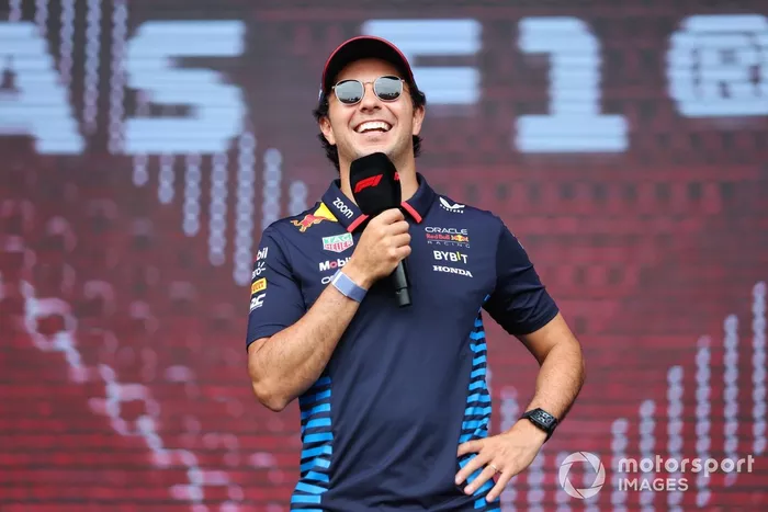  Sergio Pérez, Red Bull Racing, en el escenario del Foro de Aficionados