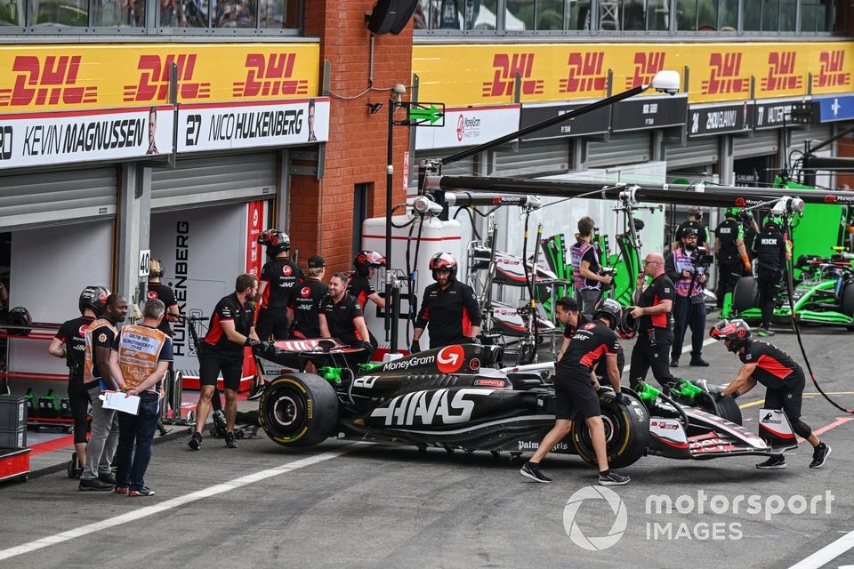 Mechanicy Haas F1 Team wpychają Kevina Magnussena, Haas VF-24 z powrotem do garażu 