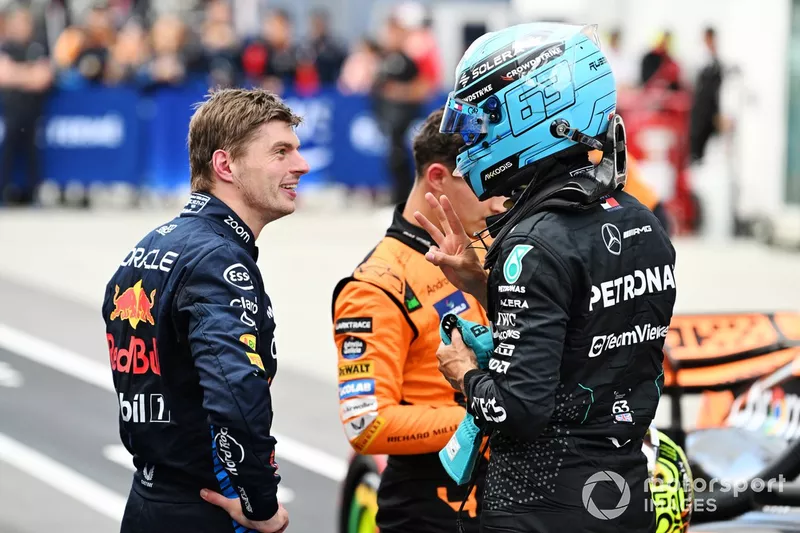 Max Verstappen, Red Bull Racing, George Russell, Mercedes-AMG F1 Team, parlent au Parc Ferme après les qualifications