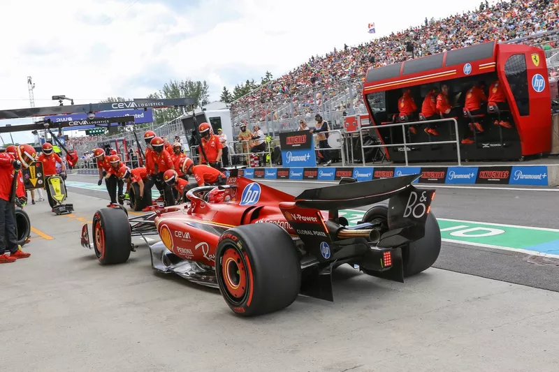 L'équipe des stands Ferrari effectue un arrêt au stand pour Charles Leclerc, Ferrari SF-24 