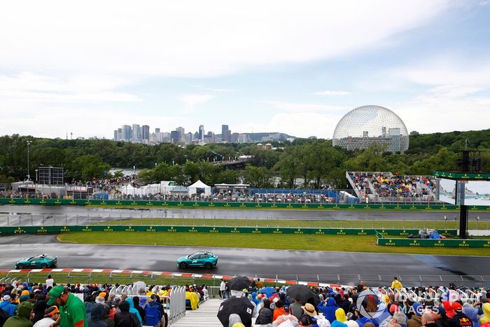 El coche de seguridad y el coche médico en pista