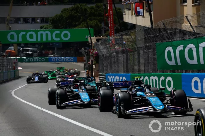 Pierre Gasly, Alpine A524, Esteban Ocon, Alpine A524, Lance Stroll, Aston Martin AMR24, el resto del pelotón en la salida.